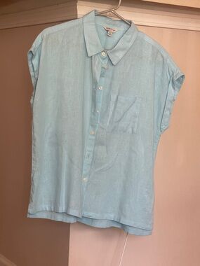 Orvis Women’s Light Blue Linen Button-Up Shirt